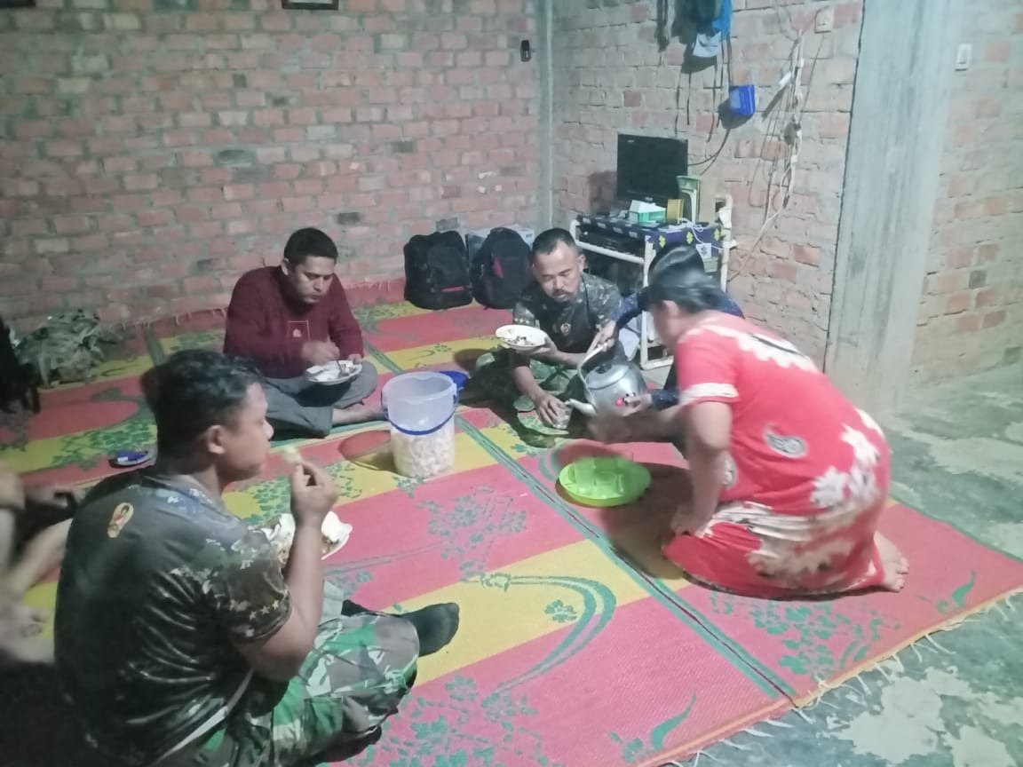 foto personil tmmd112 makan malam bersama warga