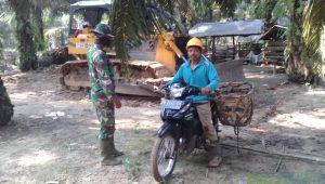 foto petani nikmati jalan baru tmmd112