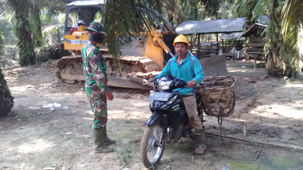 foto petani nikmati jalan baru tmmd112