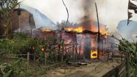foto-rumah-terbakar 5 Rumah di Pulau Pandan Hangus Dilahap si Jago Merah