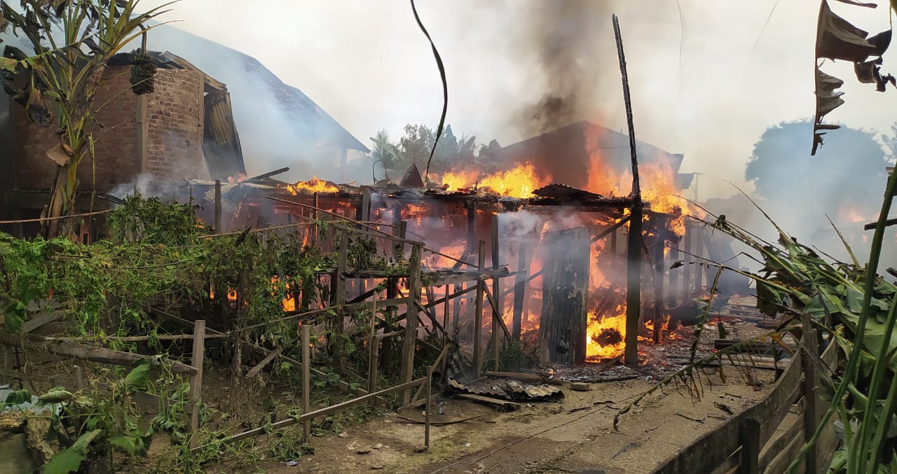 foto rumah terbakar