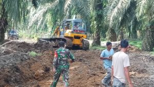 foto satgas tmmd112 awasi alat berat