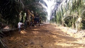 foto satgas tmmd112 bikin parit