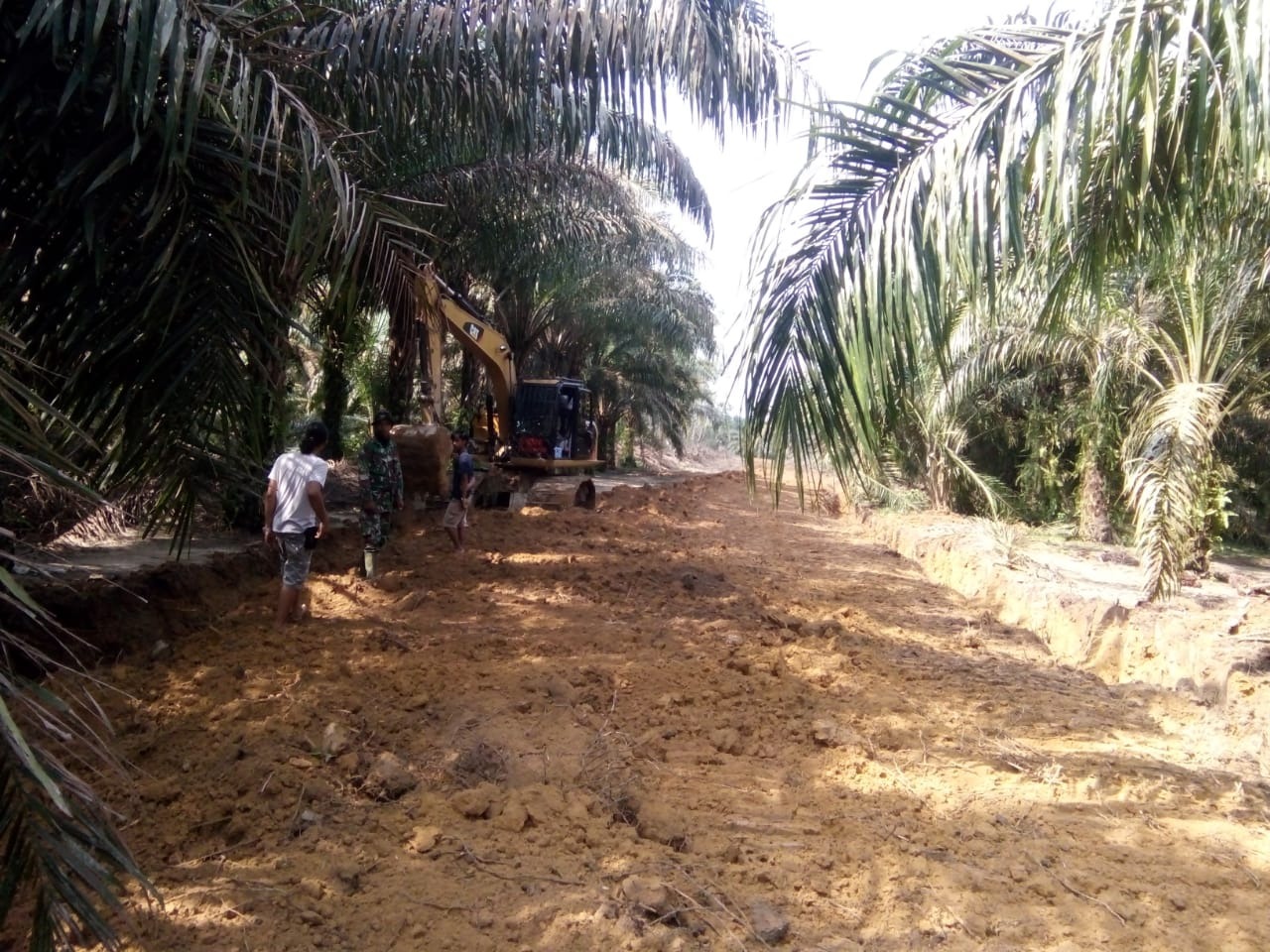 foto satgas tmmd112 bikin parit