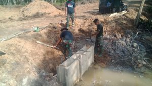 foto satgas tmmd112 cor leneng gorong gorong