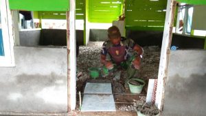 foto satgas tmmd112 pasang keramik masjid