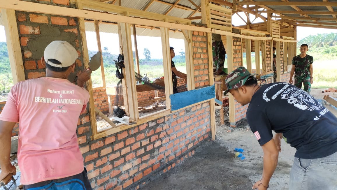 foto satgas tmmd112 perbaiki gedung sd