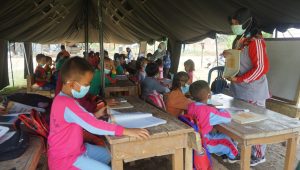 foto siswa belajar di tenda darurat tmmd112