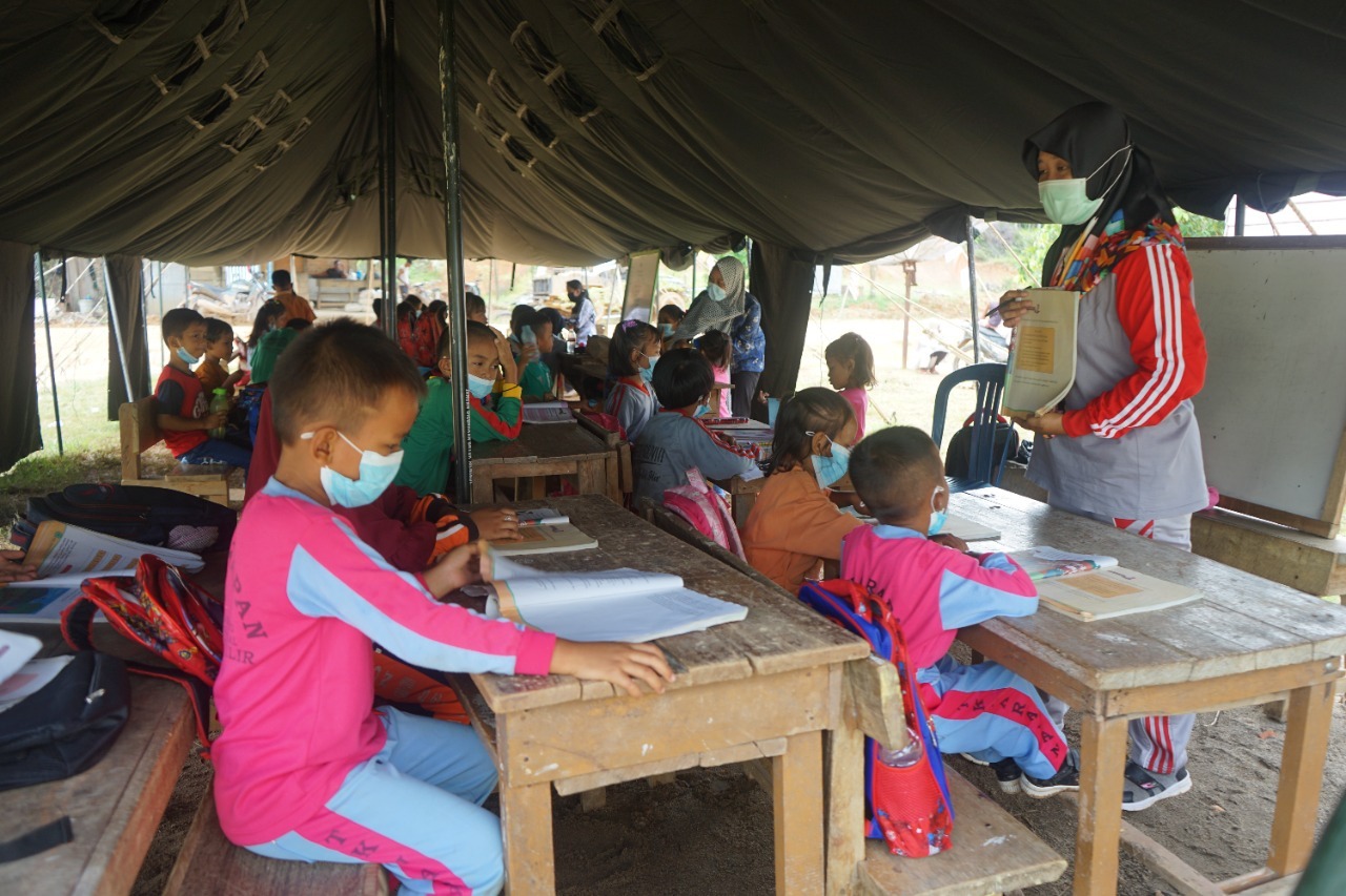 foto siswa belajar di tenda darurat tmmd112