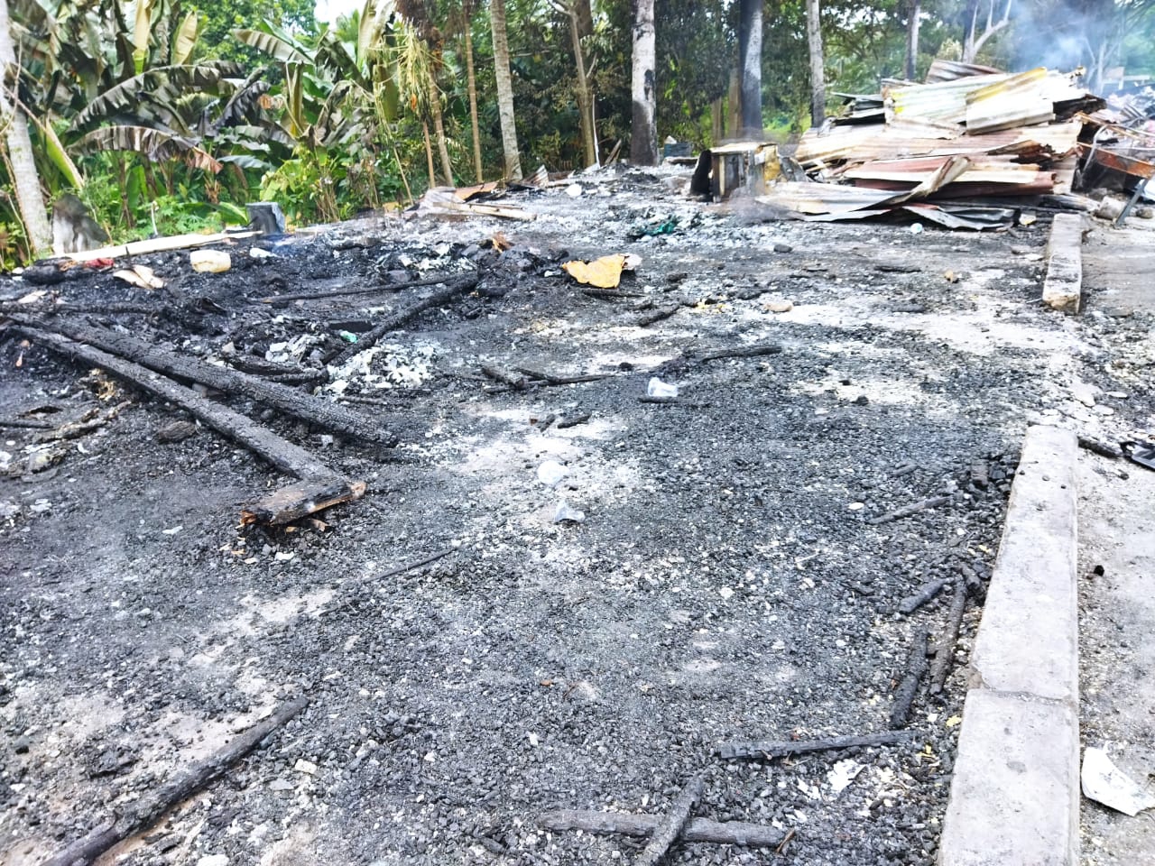 Kios Pedagang Tinggal Puing-Puing