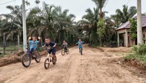 foto anak bermain sepeda