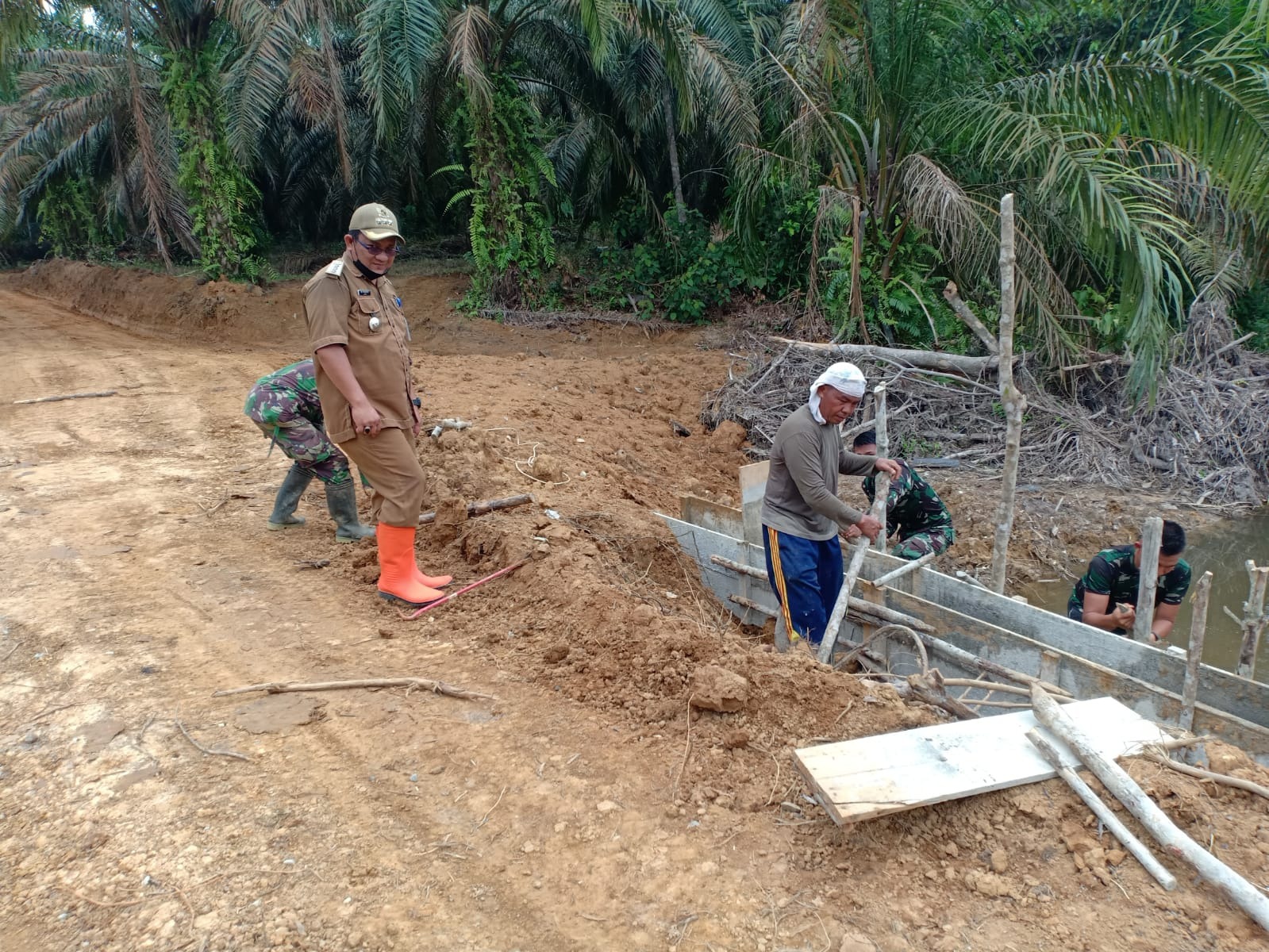 foto camat bersama komandan ssk