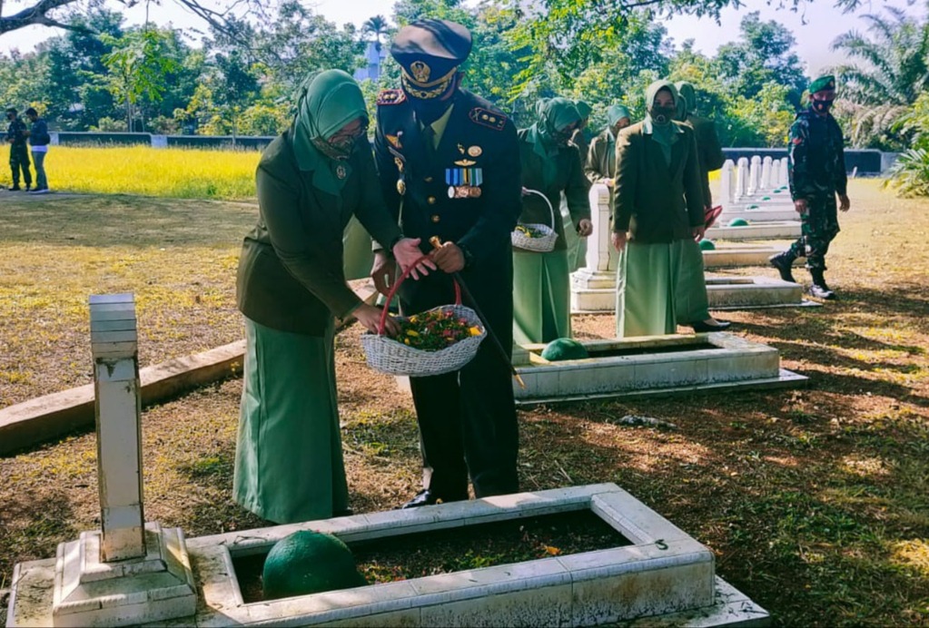 foto-dandim0416-bute Sambut HUT TNI Ke-76, Dandim 0416 Bute Ziarah Nasional dan Tabur Bunga di TMP