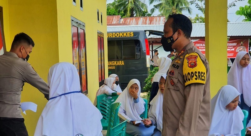 Program Vaksinasi Polres Bungo: Lucunya Ada Siswa Menangis Takut Divaksin, Malah Disoraki Teman Sekolahnya 