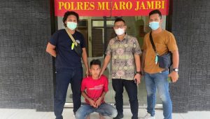 foto pelaku kaos merah