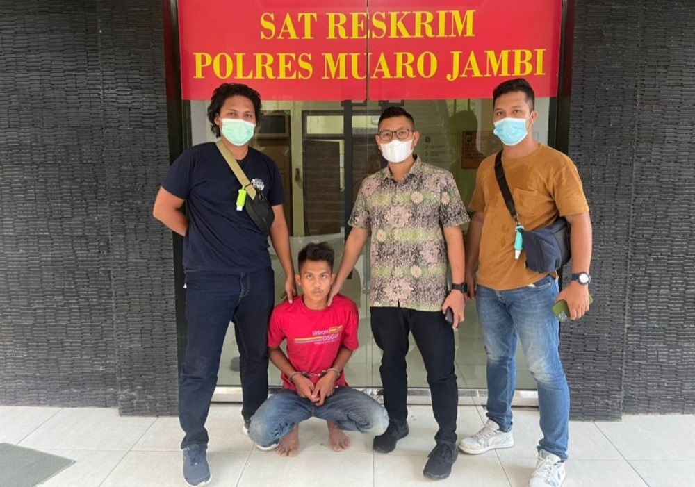 foto pelaku kaos merah