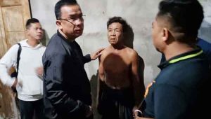 foto pelaku tidak pakai baju di kantor polisi