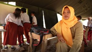 foto pembantu guru sd