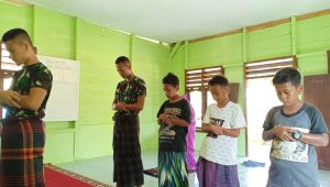 foto satgas sholat berjamaah