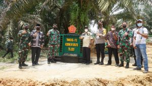 foto satgas tmmd berfoto dengan warga