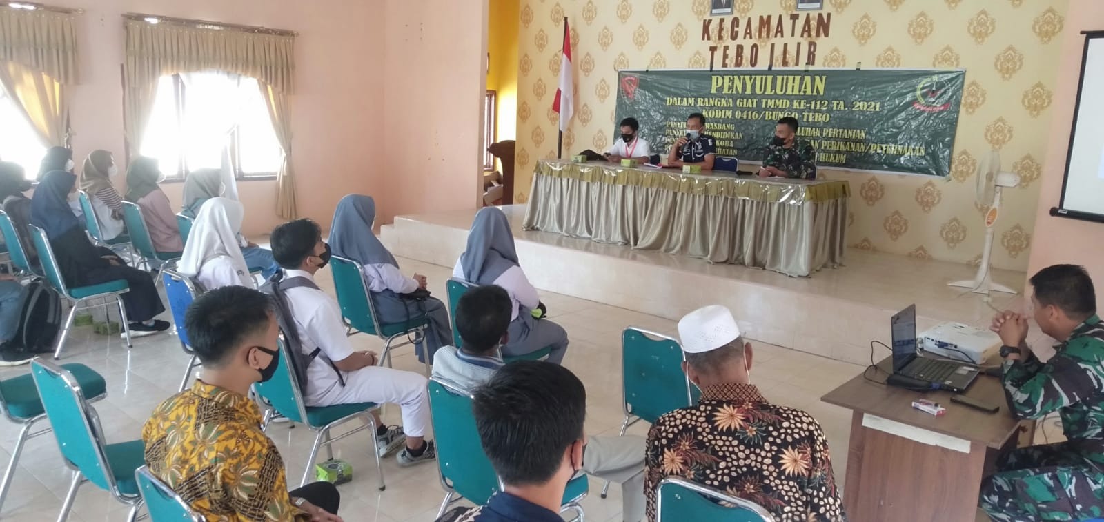 foto satgas tmmd berikan penyuluhan