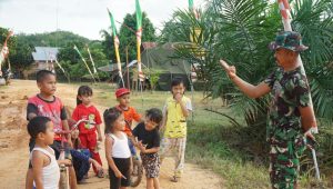 foto satgas tmmd bermain bersama anak anak