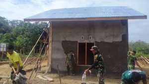 foto satgas tmmd112 plaster rumah guru honor