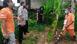 foto tersangka jalani rekonstruksi