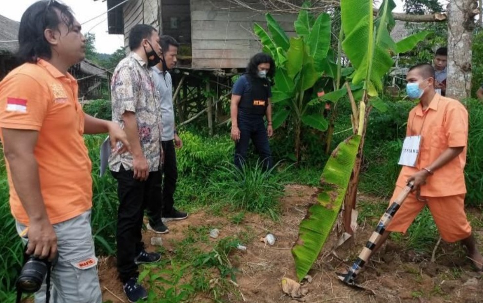 foto-tersangka-jalani-rekonstruksi Tersangka Pembunuhan Danson Manihuruk Peragakan 48 Adegan