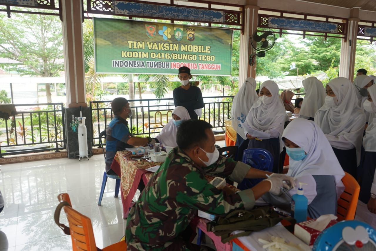 Percepatan Vaksinasi: Tim Mobile Vaksin Kodim 0416/Bute  Vaksinasi di Ponpes  Diniyyah Al-Azhar Bungo
