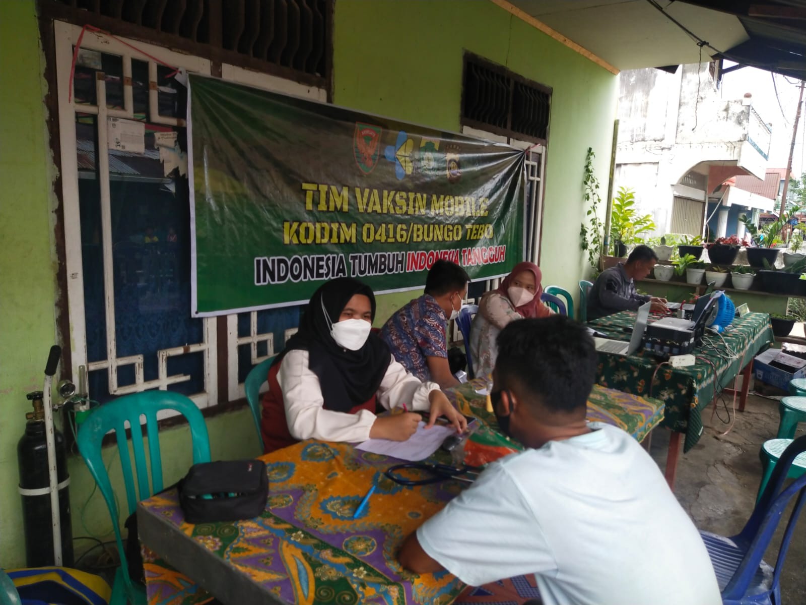 foto tim vaksin mobile kodim0416
