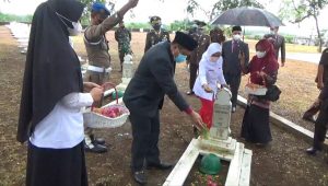 foto bupati bungo tabur bunga di tmp