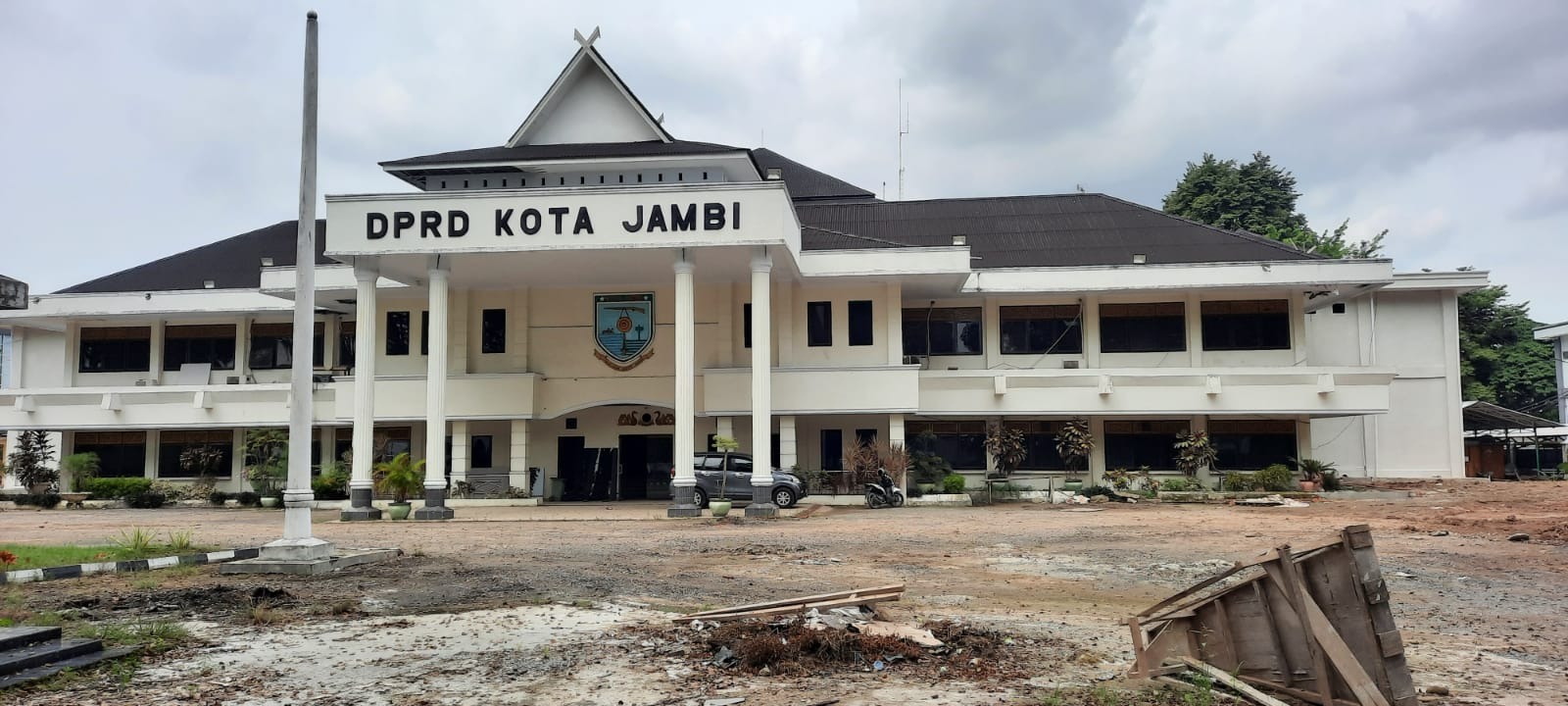 foto gedung dprd kota jambi