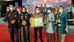 foto gubernur jambi mendapat penghargaan