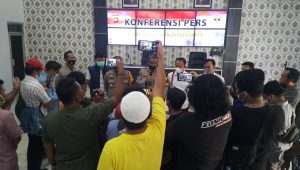 foto konferensi pers polres merangin