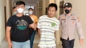 foto pelaku kaos putih