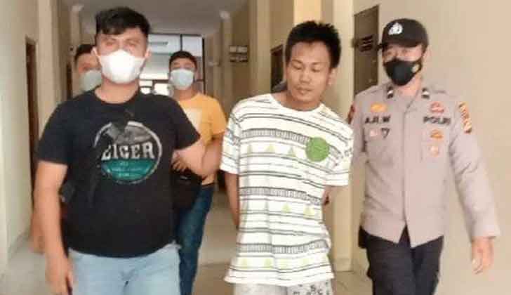 foto pelaku kaos putih