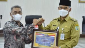foto-walikota-jambi-saat-menerima-wtp foto walikota jambi saat menerima wtp