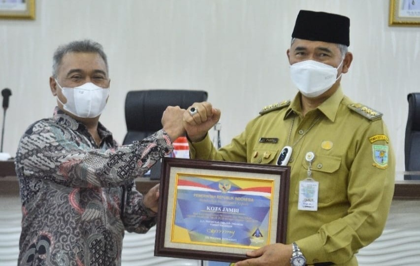 foto walikota jambi saat menerima wtp
