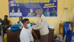 foto warga desa kuning gading di vaksin