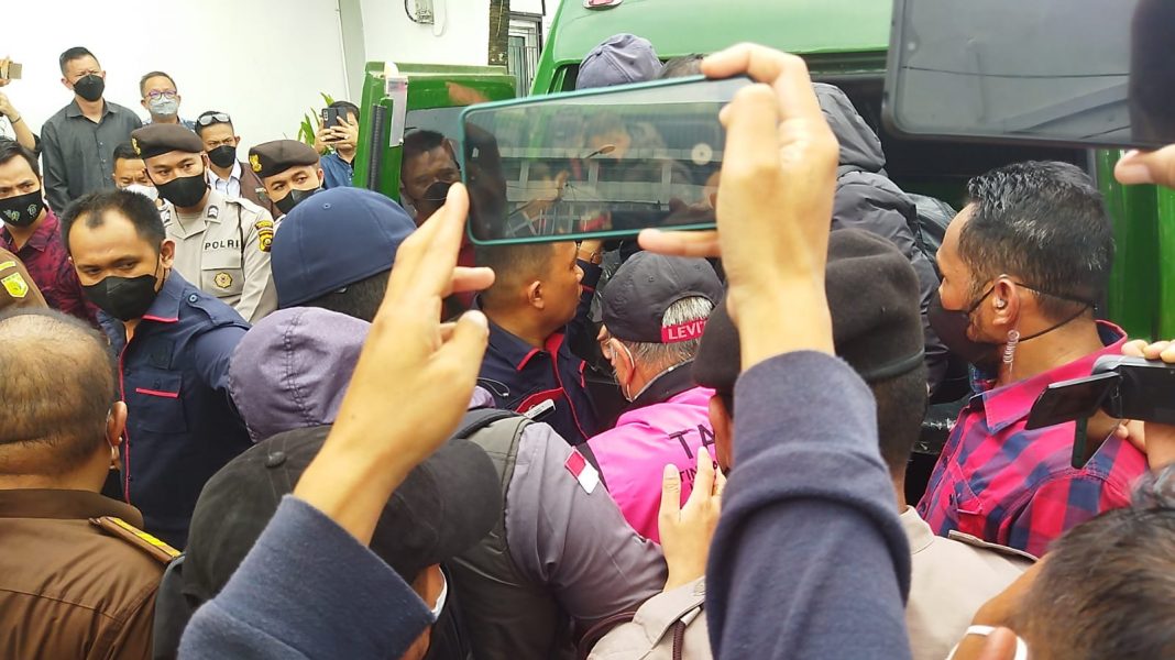 foto-awak-media-ambil-foto-alex foto awak media ambil foto