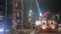 Salahi Izin, 8 Papan Reklame Dibongkar Petugas