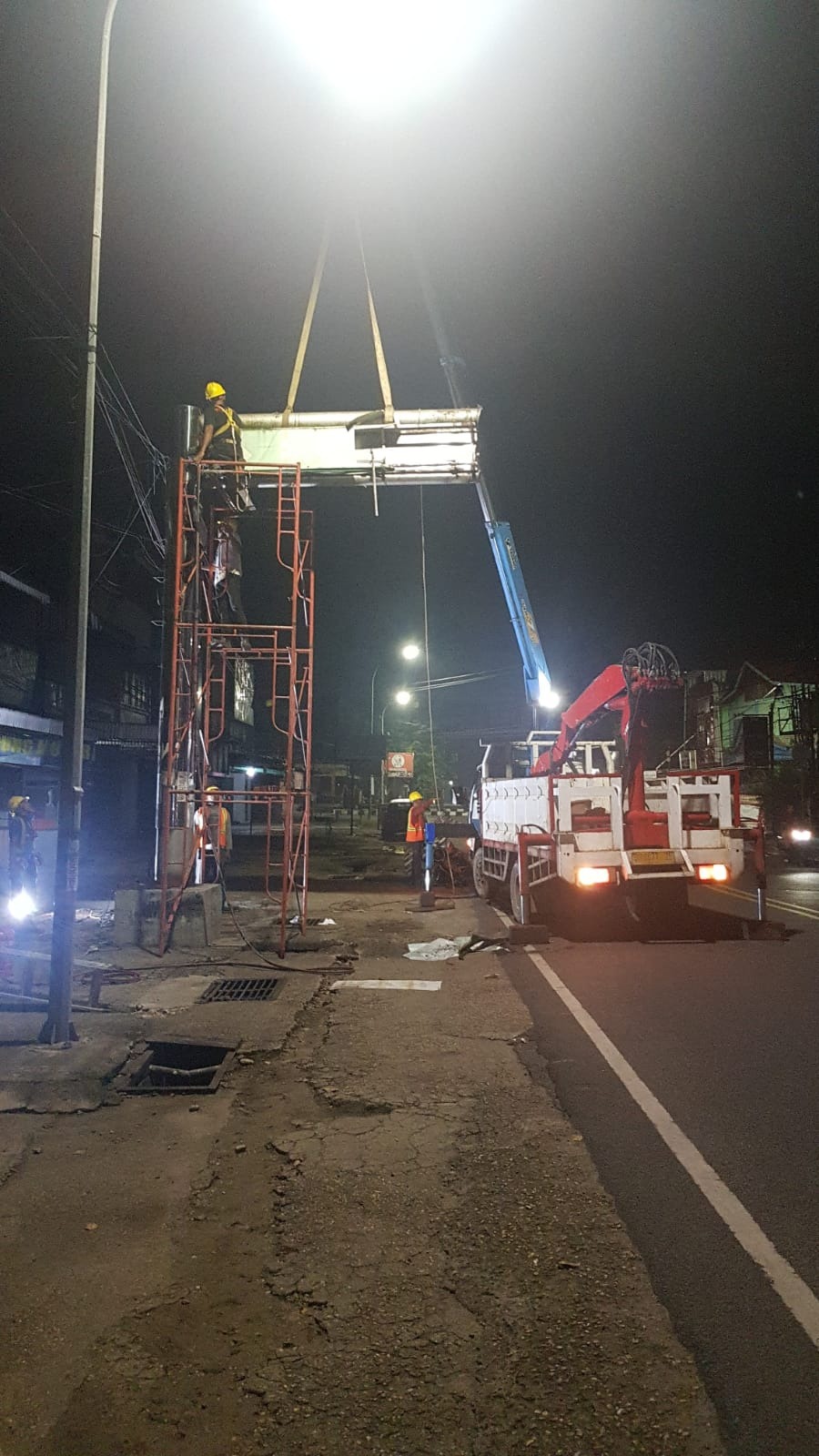 Salahi Izin, 8 Papan Reklame Dibongkar Petugas