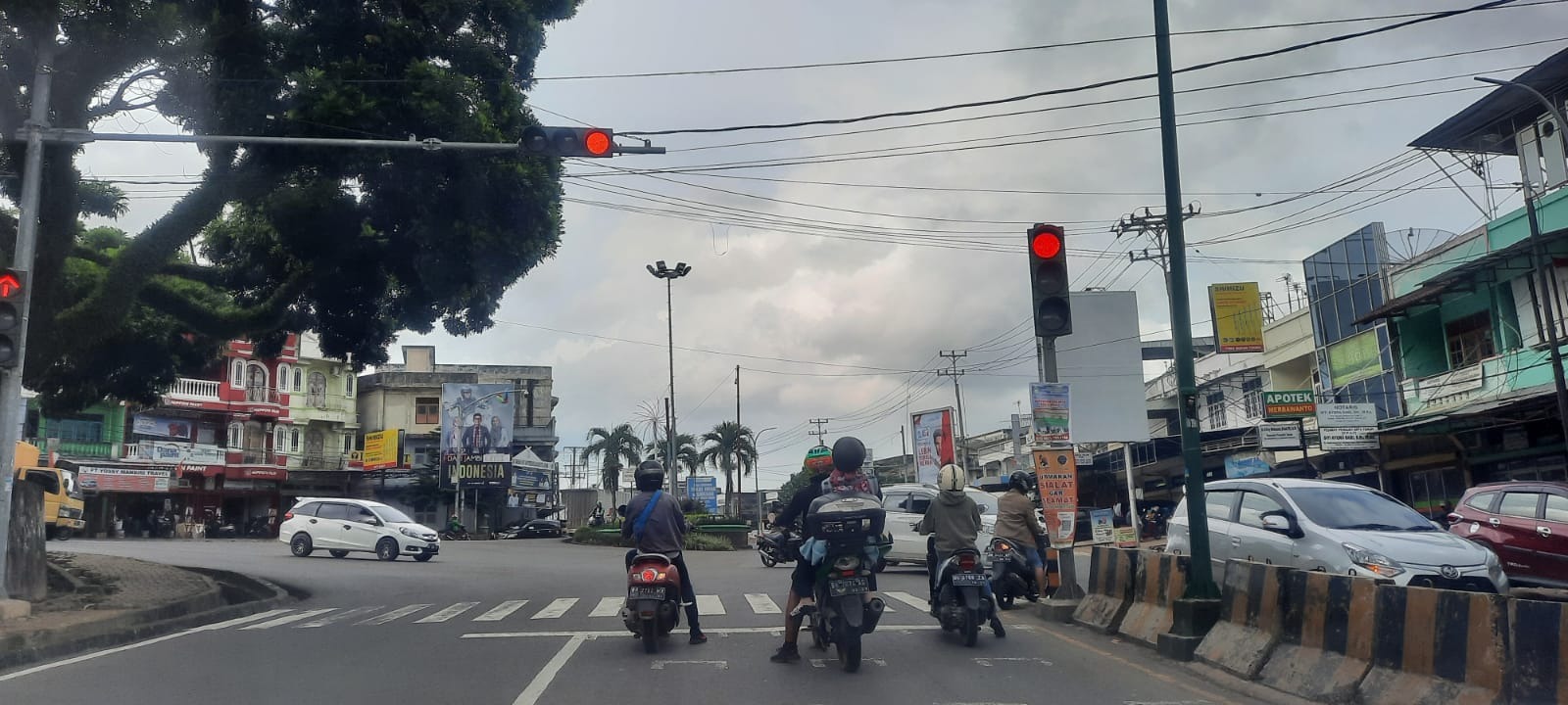 foto jalan simpang kawat