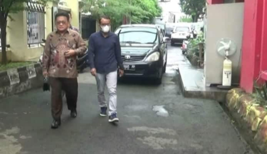 foto oknum dosen baju lengan panjang