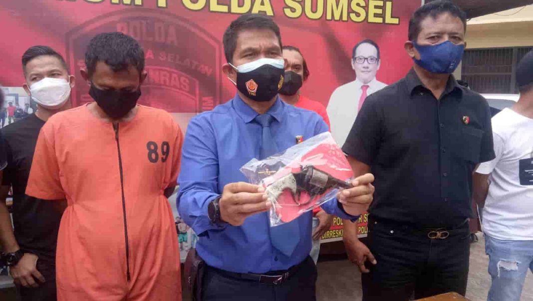 foto pelaku baju orange