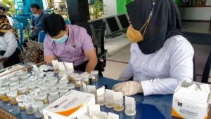 foto-satpol-pp-tes-urine foto satpol pp tes urine