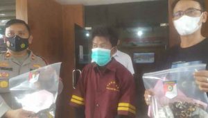 foto tersangka bakar istri