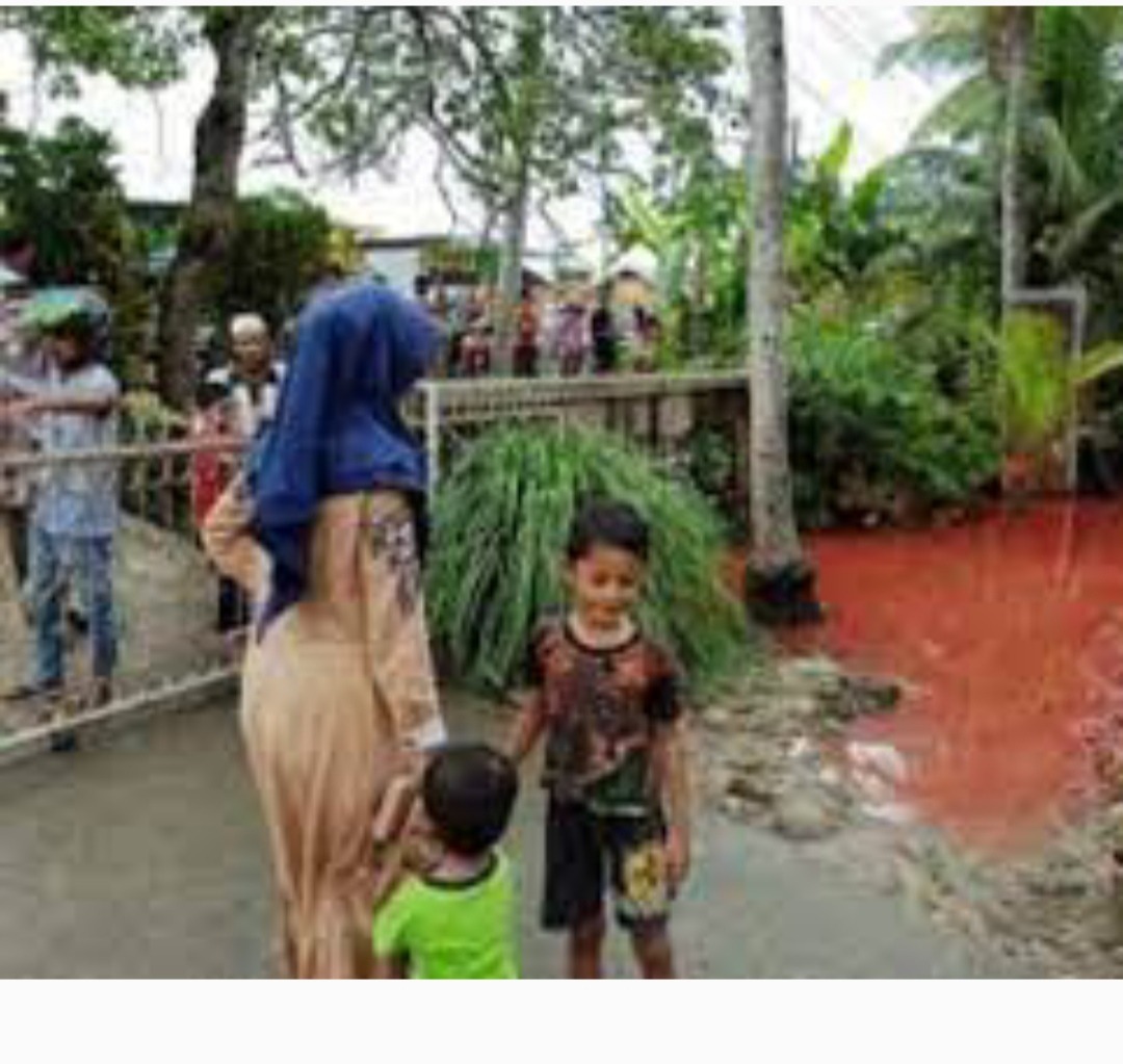 foto air berwarna merah