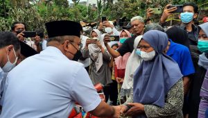 foto-maulana-salurkan-bantuan foto maulana salurkan bantuan